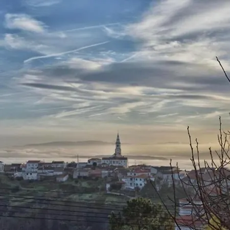 Alojamento de Acomodação e Pequeno-almoço A Casa Da Praça - The Square House 3*