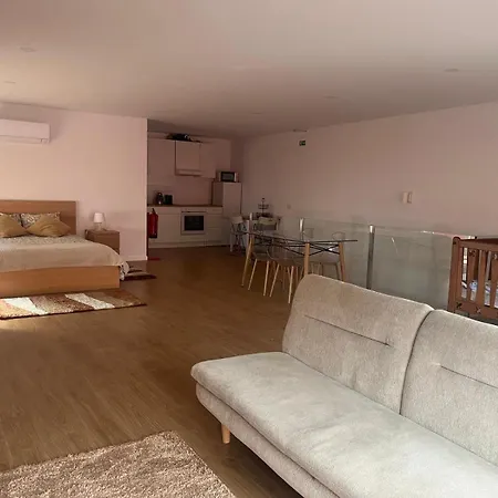 לינה וארוחת בוקר A Casa Da Praca - The Square House מירנדה דו קורבו